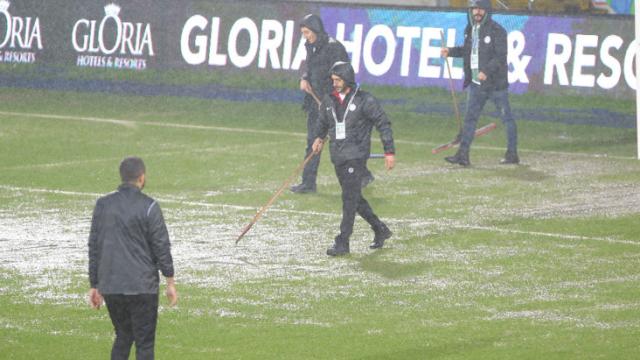 'Her yer bataklık' diyen İsmail Kartal, zeminden fena dert yandı