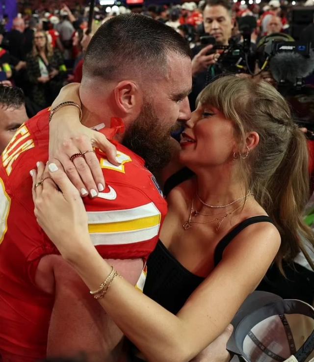 Kansan City Chief'in Super Bowl zaferinde sonra sahaya inen şarkıcı Taylor Swift sevgilisini öpücüklere boğdu