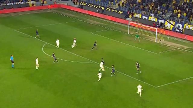 Kimse ne olduğunu anlayamadı! Galatasaray'ın eski yıldızından Fenerbahçe'ye mükemmel gol