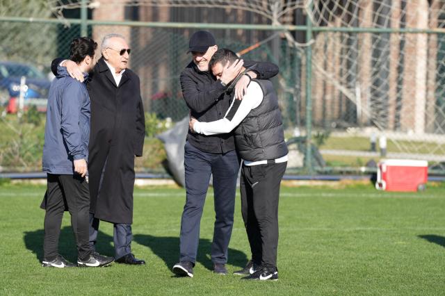 Mehmet Ağar'dan Arda Turan'ın hocalığını yaptığı Eyüpspor'a destek ziyareti