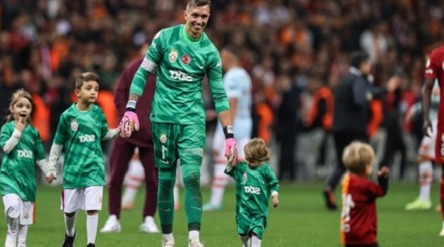 muslera-icin-dikkat-ceken-transfer-iddiasi-V1WSejbI.jpg