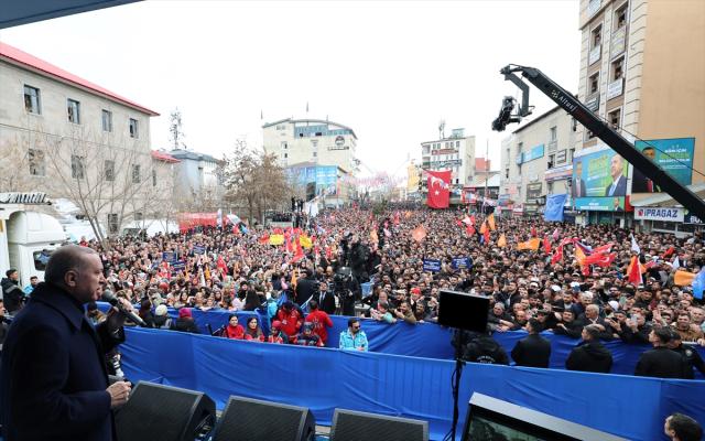 Ağrı'da Erdoğan'ın yüzünü güldüren kalabalık: Bu 40 bin ile 31 Mart'a yürüyoruz