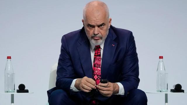 Arnavutluk Başbakanı Edi Rama'nın gazeteciye yaptığı hareket ülkede gündem oldu