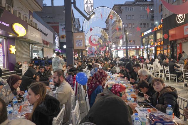 Bağcılar Meydanı'nda Ramazan ayı boyunca sürecek etkinlikler için plato kuruldu