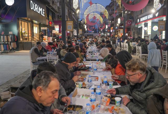 Bağcılar Meydanı'nda Ramazan ayı boyunca sürecek etkinlikler için plato kuruldu