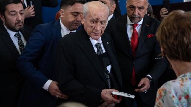 Bahçeli'nin yüzündeki morlukların nedeni belli oldu