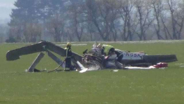 Birleşik Krallık Savaş Müzesi'nde yapılan gösteri sırasında uçak yere çakıldı, pilot hayatını kaybetti