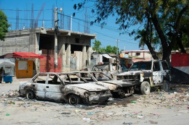 Çete üyelerinin neredeyse kontrolün tamamını ele geçirdiği Haiti'nin başkentinde caddeler cesetlerle dolmaya başladı