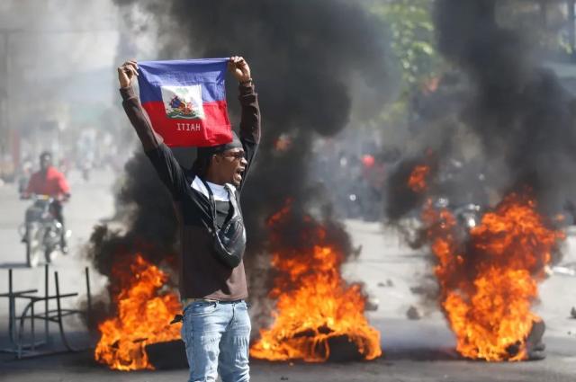 Çete üyelerinin neredeyse kontrolün tamamını ele geçirdiği Haiti'nin başkentinde caddeler cesetlerle dolmaya başladı