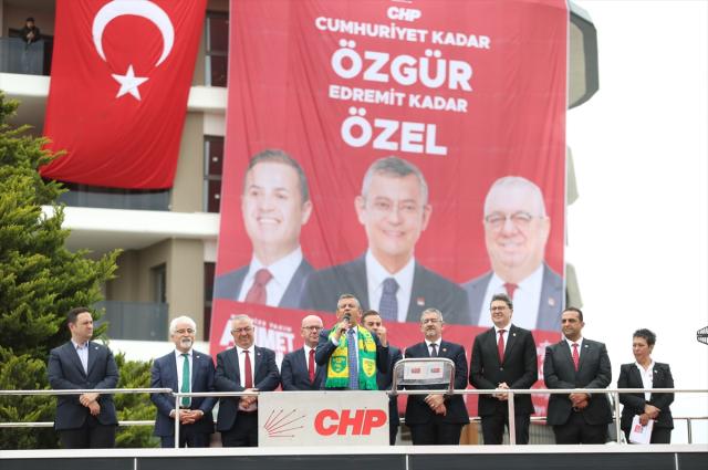 CHP'nin Balıkesir Edremit mitinginde büyük gaf: 'Ezan ne zaman okunuyor? Ben zayıfım bu konuda'