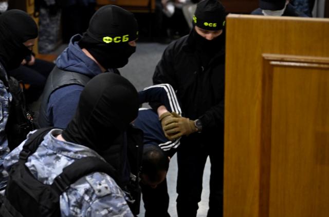Crocus City Hall saldırısıyla ilişkili gözaltına alınan şüpheliler Moskova'da duruşmaya çıkarıldı