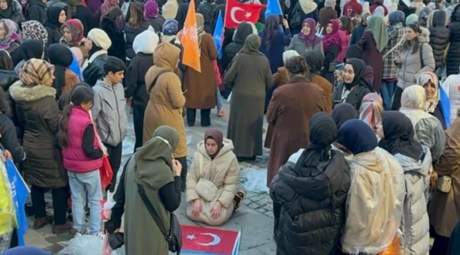 cumhurbaskani-erdogan-konusurken-turk-bayragini-seccade-yapip-miting-alaninda-namaz-kildi-KtyHYy1g.jpg