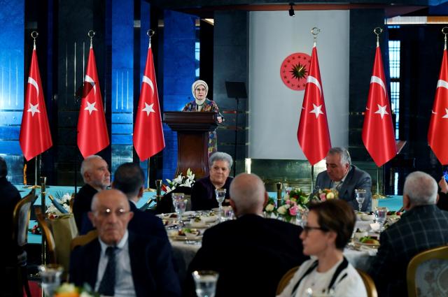 Emine Erdoğan, huzurevi sakinleriyle iftarda buluştu