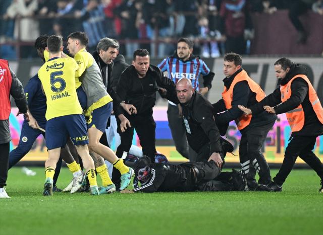 Fenerbahçeli Osayi Samuel, kendisine doğru koşan Trabzonsporlu taraftara yumruk attı