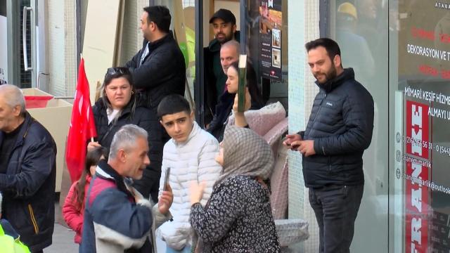 İstanbul Valiliği, İmamoğlu'nun programında Kur'an-ı Kerim sallayan kadınla ilgili soruşturma başlattı