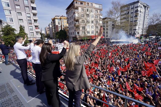 İmamoğlu, CHP'nin Anadolu yakasındaki adaylarıyla seçim turu yaptı