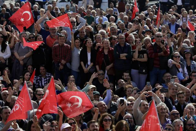 İmamoğlu, CHP'nin Anadolu yakasındaki adaylarıyla seçim turu yaptı