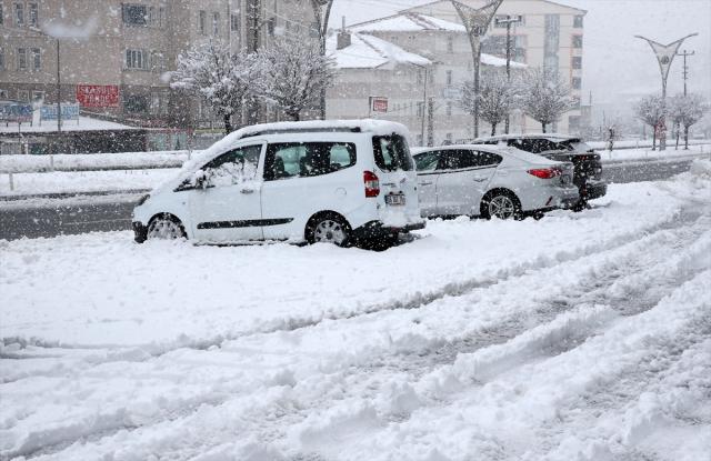 Mart yine kazma kürek yaktırıyor! Başkent beyaza büründü, 13 il için kar ve sağanak uyarısı var