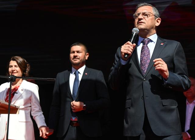 Mitingde atılan sloganı duyan CHP lideri Özgür Özel hemen devreye girdi: Evladım o mesajı mı verdik şimdi?