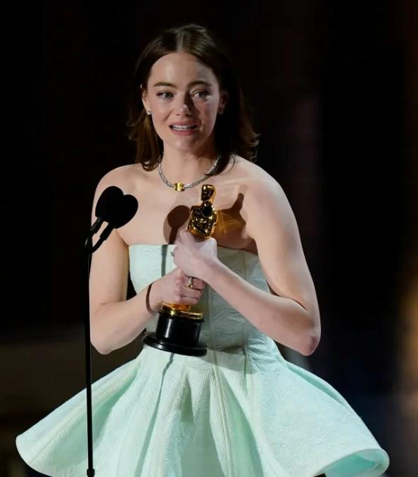 Oscar'da En İyi Kadın Ödülü Emma Stone'a gitti! Sahneye çıktığı anda elbisesi yırtıldı