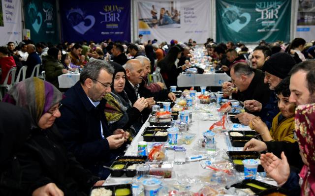 Pendikliler 13 farklı noktada iftar sofralarında buluşuyorlar