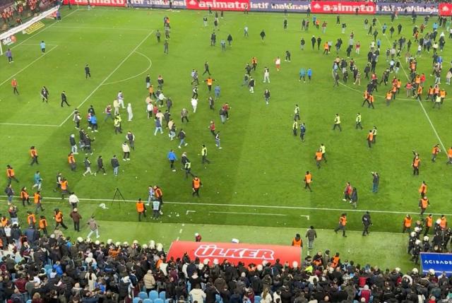 Trabzonspor Kulübü toplantısında gergin anlar! CHP Milletvekili '10-11 Kupası'nın kimde olduğunu herkes biliyor' deyince ortalık karıştı