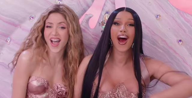 Yeni müzik klibinde Amerikanlı repçi,Cardi B ile oynayan Shakira, kıyafeti ve düzgün fiziği ile nefes kesti