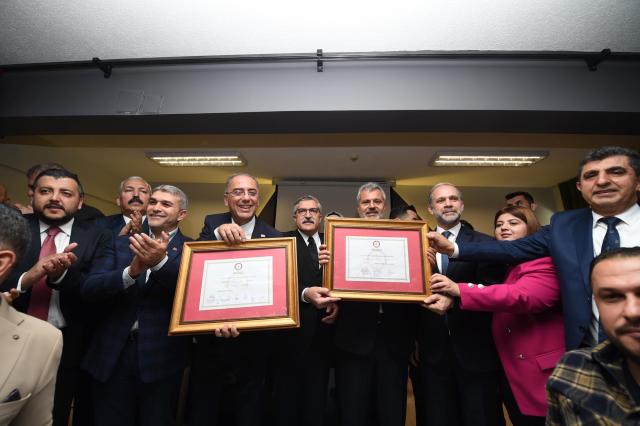 AK Parti ile CHP arasında Hatay krizi! YSK'dan son söz gelmeden mazbata Mehmet Öntürk'e verildi