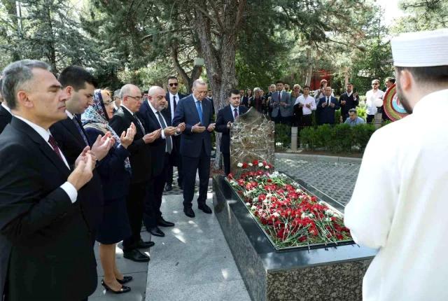 Cumhurbaşkanı Erdoğan'dan Alparslan Türkeş'in kabrine ziyaret