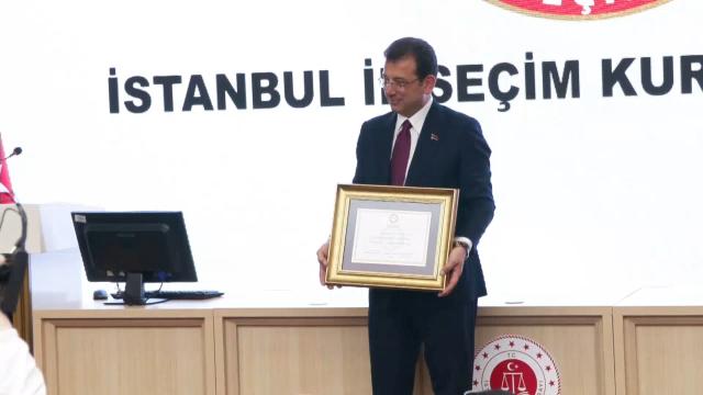 İstanbul Büyükşehir Belediye Başkanı Ekrem İmamoğlu mazbatasını aldı