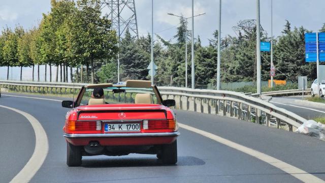 Trafikte görüntülenen Cem Yılmaz 'Arabanız güzelmiş ne iş yapıyorsunuz' sorusuna sessiz kalamadı