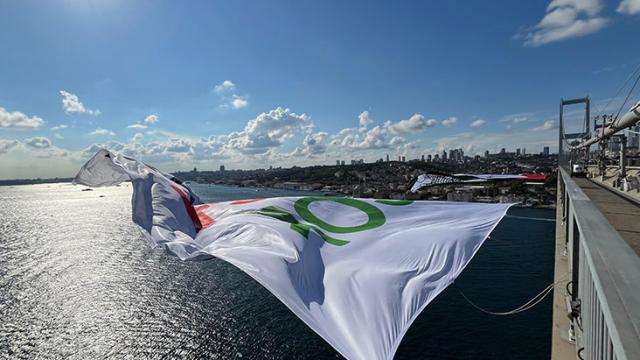 15 Temmuz Şehitler Köprüsü'ne Hanzala bayrağı asıldı