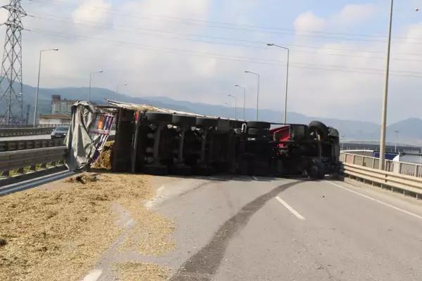 Arı sokması kazaya neden oldu: Devrilen tır 50 metre sürüklendi