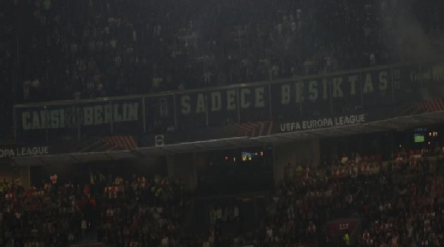 besiktas-taraftari-amsterdami-siyah-beyaza-boyadi-JgY53v71.jpg