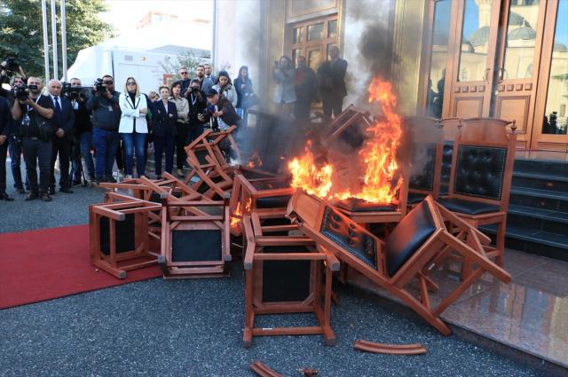 Bizimkilerden beteri de varmış! Arnavutluk'ta hızını alamayan vekiller, meclis sandalyelerini ateşe verdi