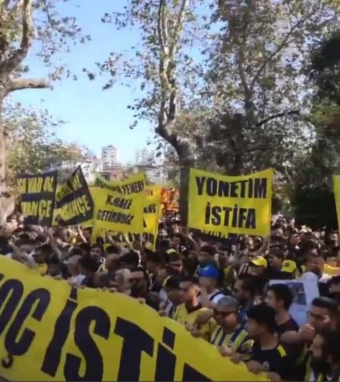 Fenerbahçeliler sokakta: Ali Koç ve Acun Ilıcalı'yı istifaya çağırıyorlar