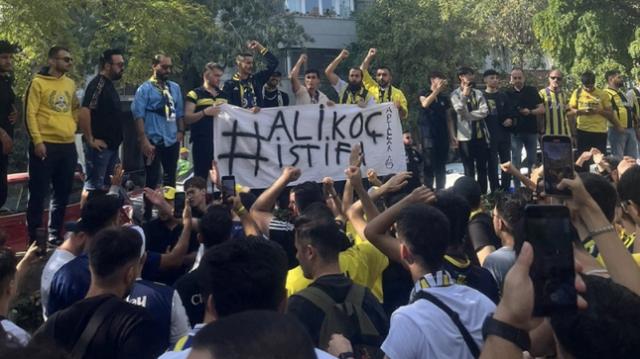 Fenerbahçeliler sokakta: Ali Koç ve Acun Ilıcalı'yı istifaya çağırıyorlar