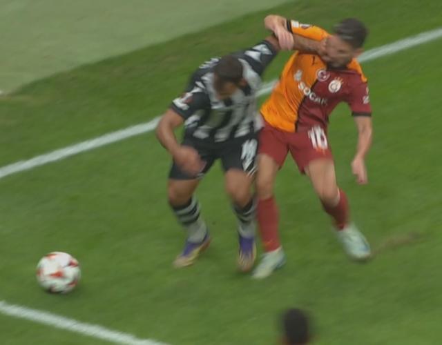 Hakem oralı bile olmadı! İşte Galatasaray'ın penaltı beklediği pozisyon