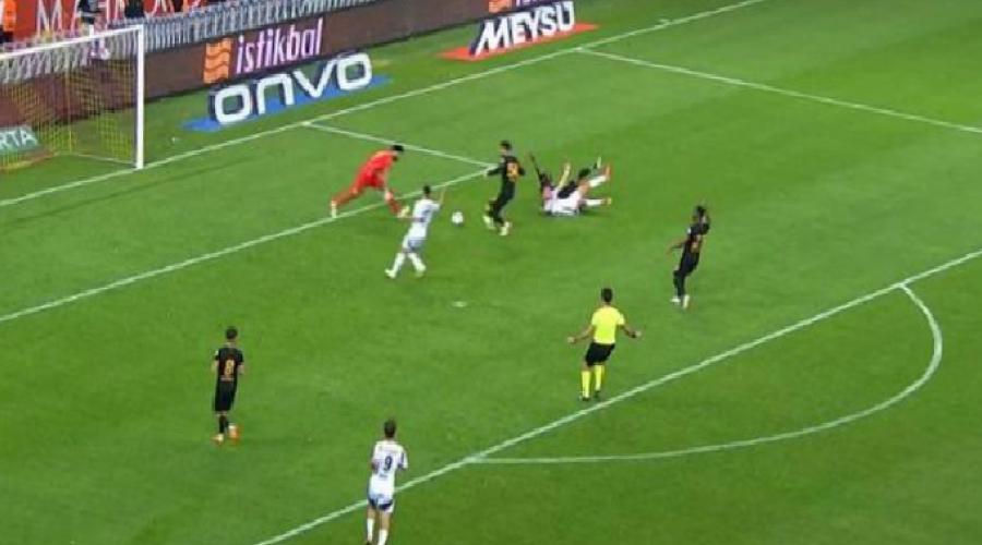 iste-besiktasin-penalti-bekledigi-an-Dy4BgTn9.jpg