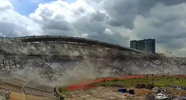 Malezya'nın tarihi Shah Alam stadyumu saniyeler içinde yerle bir edildi