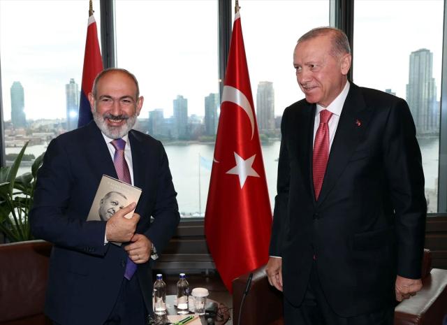 Paşinyan, Cumhurbaşkanı Erdoğan'ın hediye ettiği kitabı bir an olsun bırakmadı