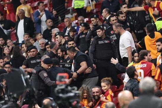 Taraftarlar yaka paça stadyumdan atıldı! Galatasaray-PAOK maçı öncesinde olay çıktı