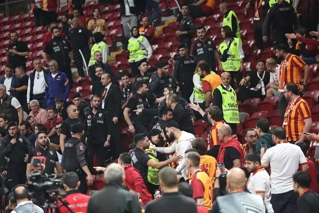 Taraftarlar yaka paça stadyumdan atıldı! Galatasaray-PAOK maçı öncesinde olay çıktı