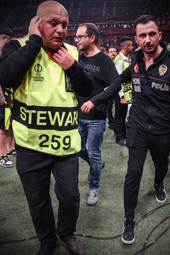 Bir taraftar yaka paça stadyumdan atıldı! Galatasaray-PAOK maçı öncesinde olay çıktı