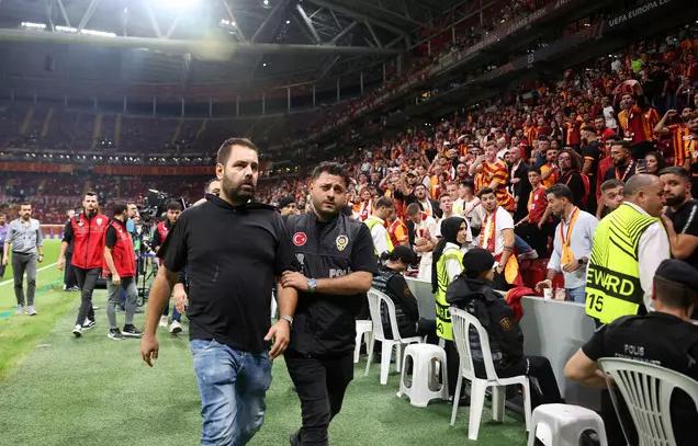 Taraftarlar yaka paça stadyumdan atıldı! Galatasaray-PAOK maçı öncesinde olay çıktı