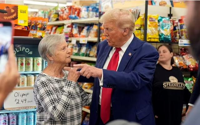 Trump, gittiği markette 100 dolar verdiği kadından oy istedi