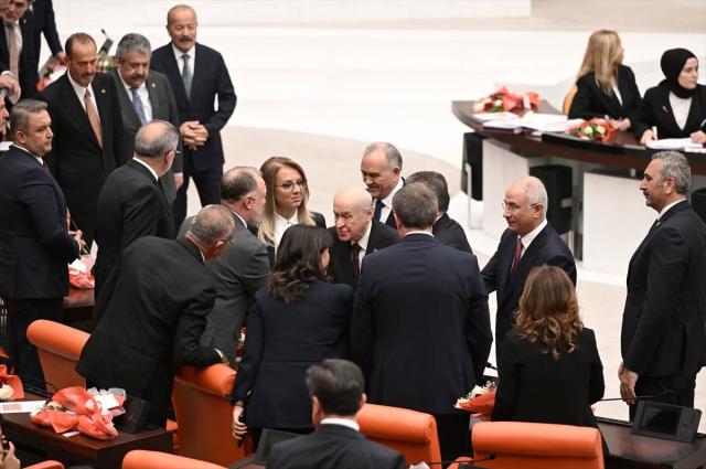 Bahçeli Dem Partililerle tokalaşmasının nedenini açıkladı