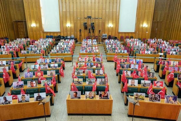 Bahçeli'nin çağrısına tepki gösteren İYİ Parti'de toplantı öncesi tüm sıralara şehit fotoğrafları konuldu