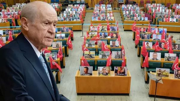 Bahçeli'nin çağrısına tepki gösteren İYİ Parti'de toplantı öncesi tüm sıralara şehit fotoğrafları konuldu