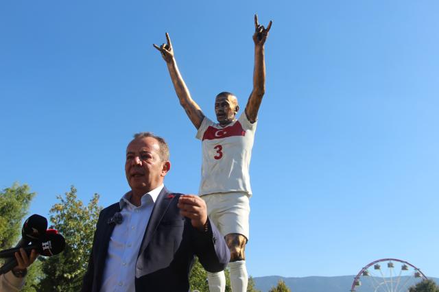 Bolu Belediye Başkanı Tanju Özcan, Merih Demiral'ın heykelini diktirdi